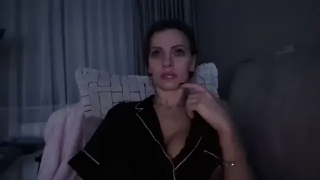 QuenMonicaUK webcam model stream image