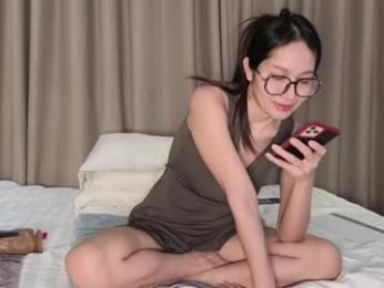 lucynuty webcam model stream image