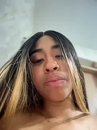 bella__honey webcam model stream image