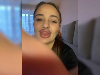 Sweetgirl31111 webcam model stream image